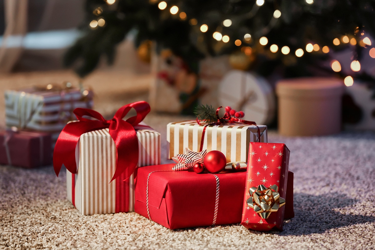 Seulement quelques jours nous séparent des célébrations de fin d’année. À tous ceux qui sont déjà prêts à accueillir famille et amis et pour qui tous les cadeaux se retrouvent sous le sapin, on vous lève notre chapeau !  Et à tous les autres, ne vous en faites pas. On est convaincus que la magie des fêtes déploiera ses pouvoirs et vous aidera à arriver à Noël dans les temps !  On vous donne une longueur d’avance dans votre course aux cadeaux en vous proposant des idées de présents à offrir à vos proches, quels que soient leurs intérêts. C’est parti ! 