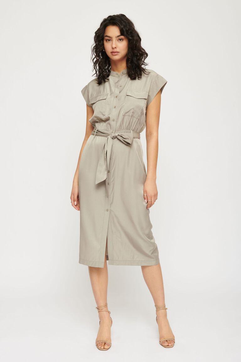 SHEIN Lady Robe tailleur midi évasée à la taille avec col rouge, grande SHEIN Lady Robe tailleur midi évasée à la taille avec col rouge, grande