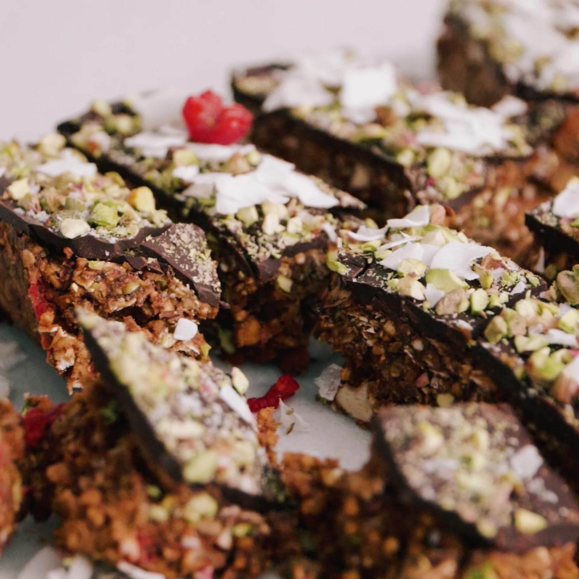 Barre aux pistaches, noix de coco et framboises
